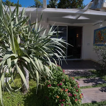 Adua Pensión Tropea